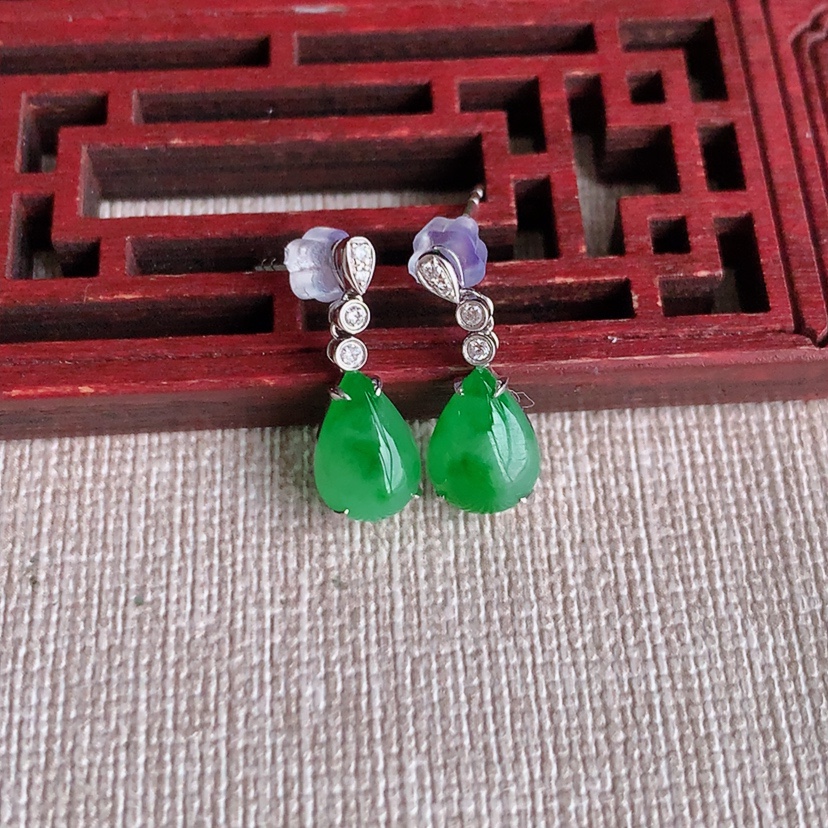 天然A货翡翠18K金镶嵌飘阳绿水滴耳坠 
尺寸9.3-7-4mm 重量2.13g 0329