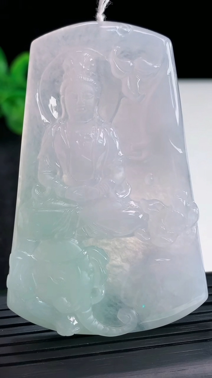 天然A货翡翠普贤菩萨吊坠，尺寸68-44-5.5重量:33.25g
3月30日