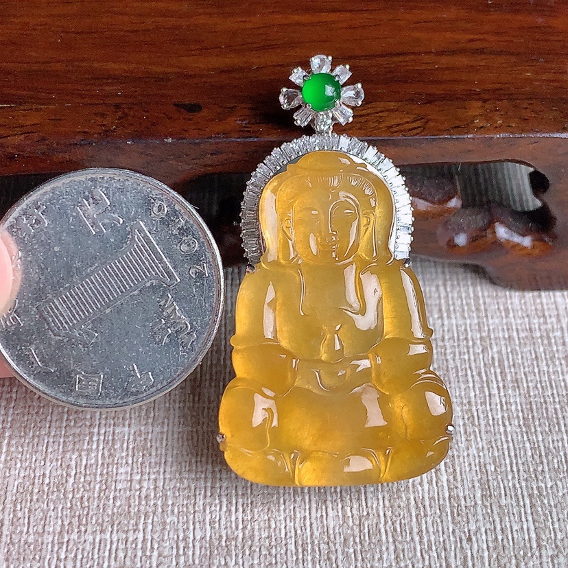 天然A货翡翠18K金伴钻镶嵌黄翡正装观音吊坠 
尺寸44.5-34-23.5-7.6mm 重量9.00g 0329