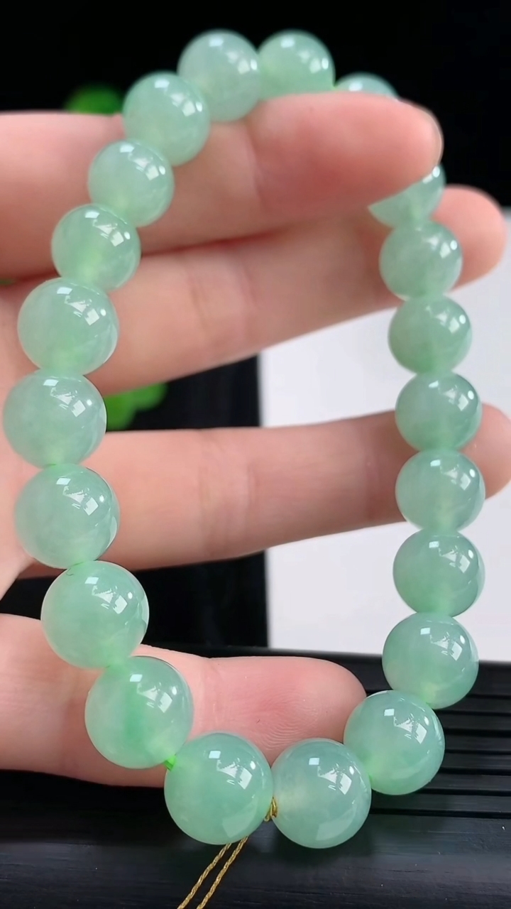 天然A货翡翠圆珠手串，尺寸9.5重量:31.23g3月30日
工厂直销收藏佳品,种好水足，色泽均匀，有种有色，上手高大气！