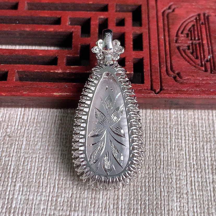 天然A货翡翠18K金伴钻镶嵌满绿如意吊坠 
尺寸26.5-15.6-5.8裸石24-12mm 重量4