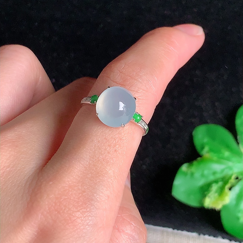 天然A货翡翠18K金伴钻镶嵌晴水蛋面戒指 圈口17.7裸石
尺寸10.5-9.6mm 重量2.35g 0329