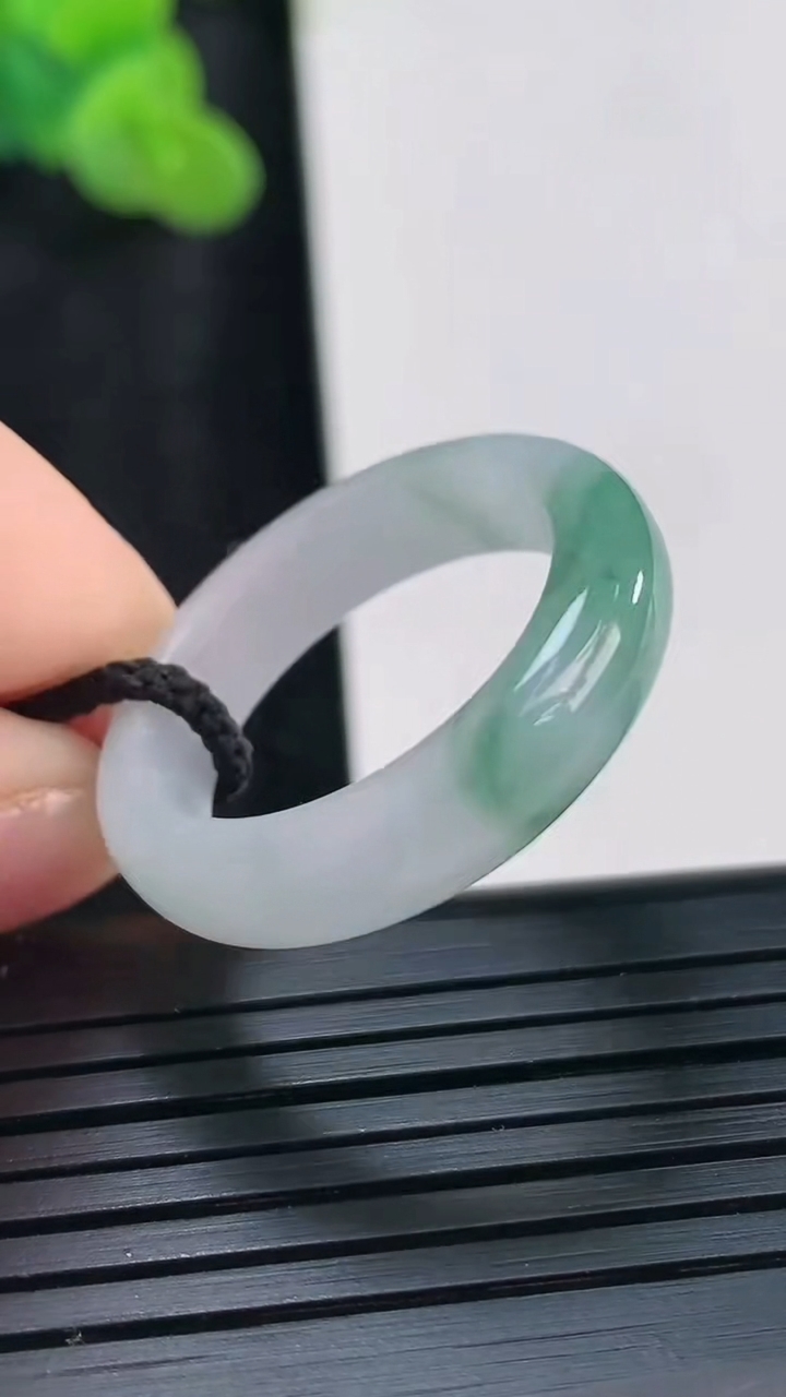 天然A货翡翠飘花素面玉指环 戒指，尺寸20.6-6-4重量:4.66g2026年3月30日
工厂直销收藏佳品,种好水足，色泽均匀，有种有色，上手高大气！