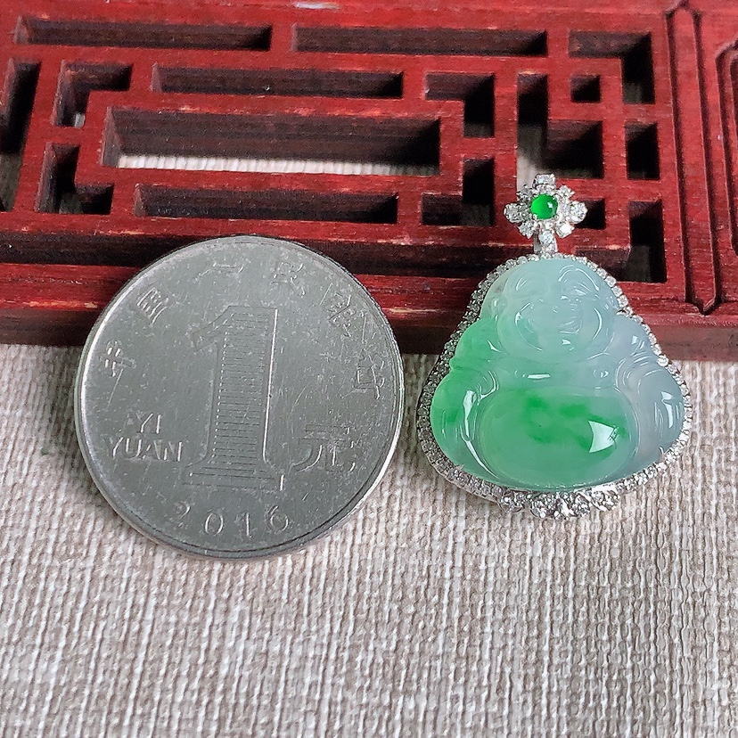 天然A货翡翠18K金伴钻镶嵌飘阳绿佛公吊坠 
尺寸26-20.4-9裸石16.5-18mm 重量4.00g 0329