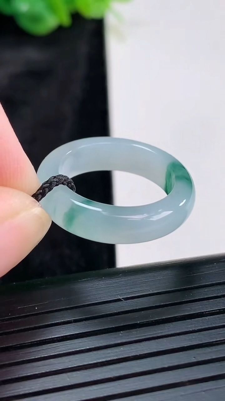 天然A货翡翠冰种飘花素面玉指环 戒指，尺寸17.5-5.6-4重量:3.75g2026年3月30日
工厂直销收藏佳品,种好水足，色泽均匀，有种有色，上手高大气！