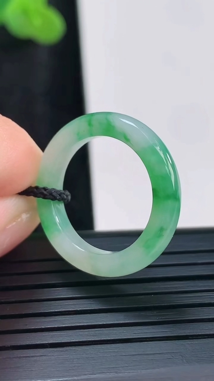 天然A货翡翠素面指环 戒指，尺寸16.6-3.8重量:2.22g2026年3月30日
工厂直销收藏佳