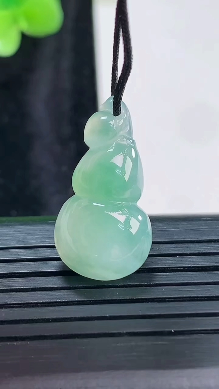 天然A货翡翠葫芦吊坠，尺寸24-13-5.8重量:2.80g
3月30日