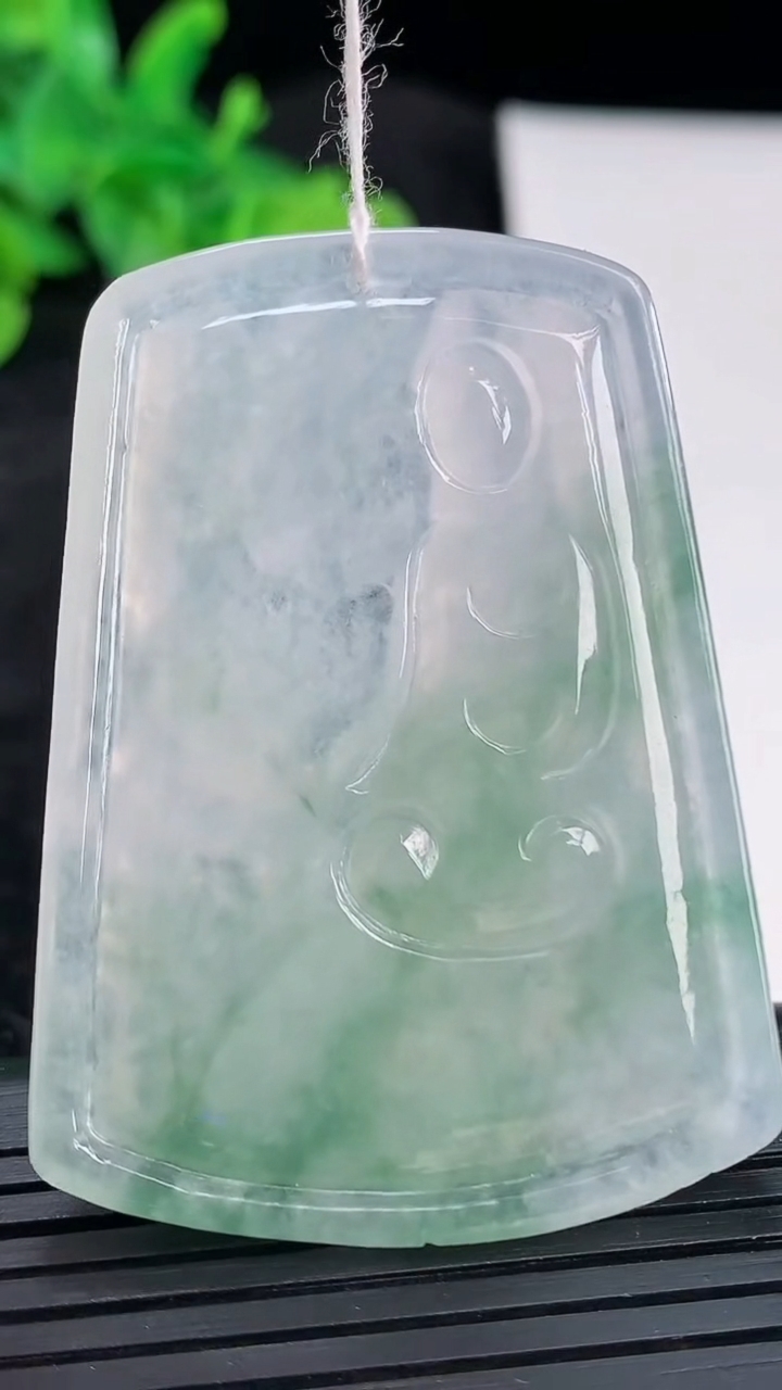 天然A货翡翠大势至菩萨吊坠，尺寸52-38-5.5重量:23.92g
3月30日