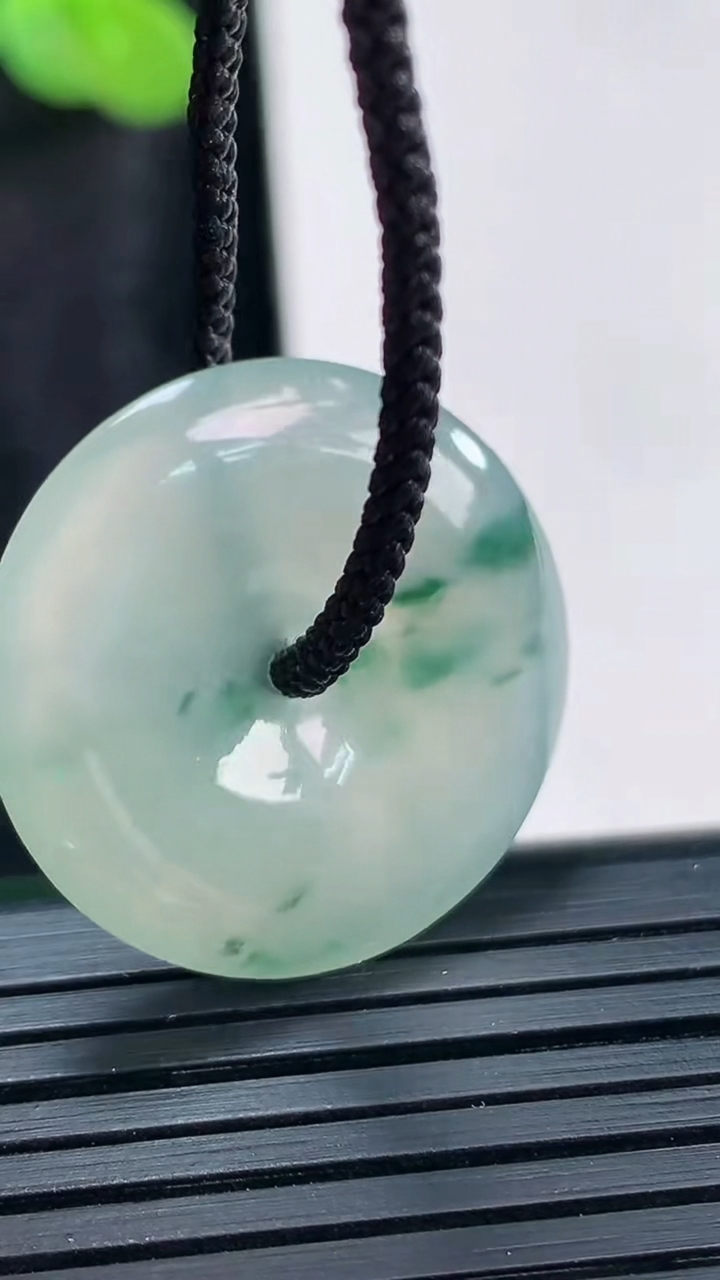 天然A货翡翠冰种飘花平安扣吊坠，尺寸25-4.2重量:5.39g
3月30日