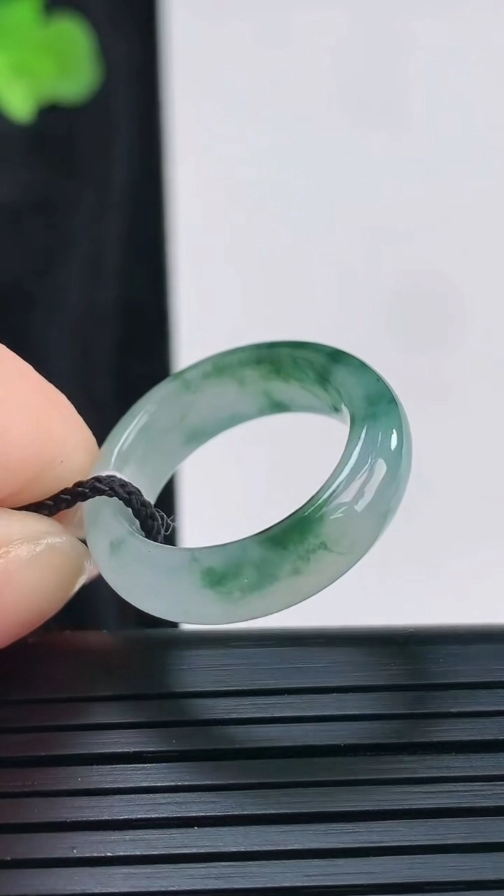 天然A货翡翠冰种飘花素面玉指环 戒指，尺寸17-6.2-4重量:4.16g2026年3月30日
工厂直销收藏佳品,种好水足，色泽均匀，有种有色，上手高大气！