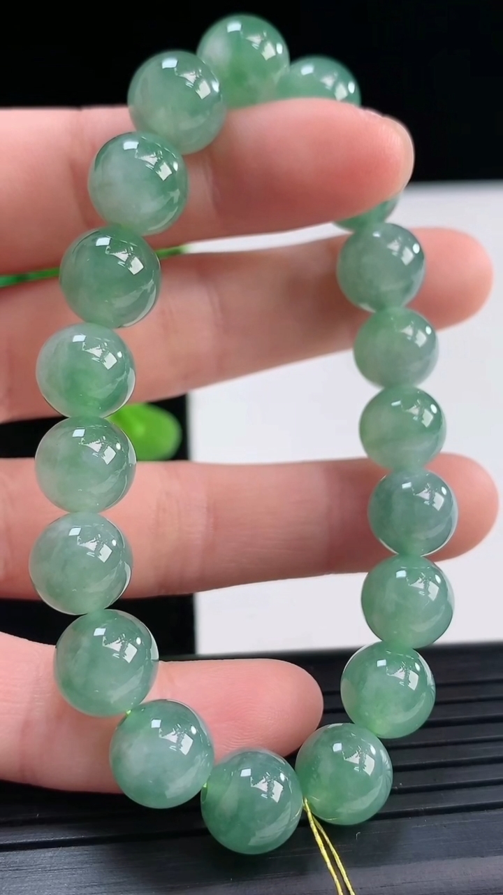 天然A货翡翠圆珠手串尺寸10-19颗重量:30.11g3月30日
工厂直销收藏佳品,种好水足，色泽均匀，有种有色，上手高大气！