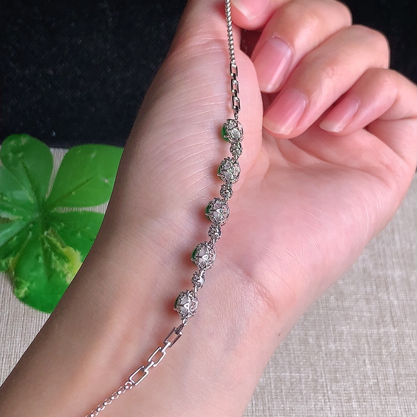 天然A货翡翠18K金伴钻镶嵌阳绿蛋面手链 
尺寸4.3-5mm 重量3.75g 0329