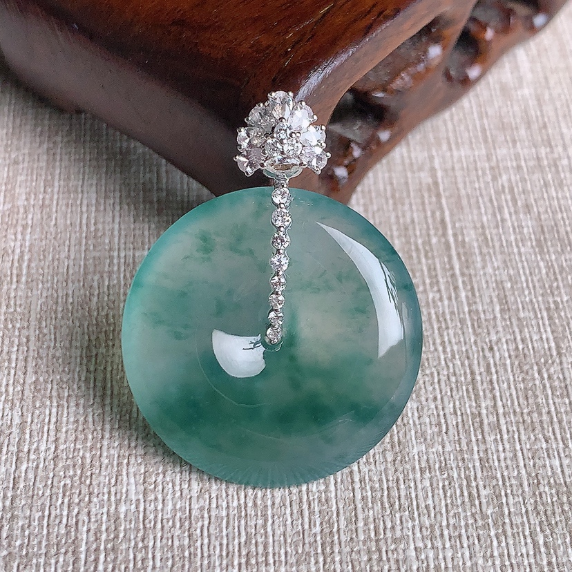 天然A货翡翠18K金伴钻镶嵌飘花平安扣吊坠 
尺寸36.8-28-5.5mm 重量10.50g 0329