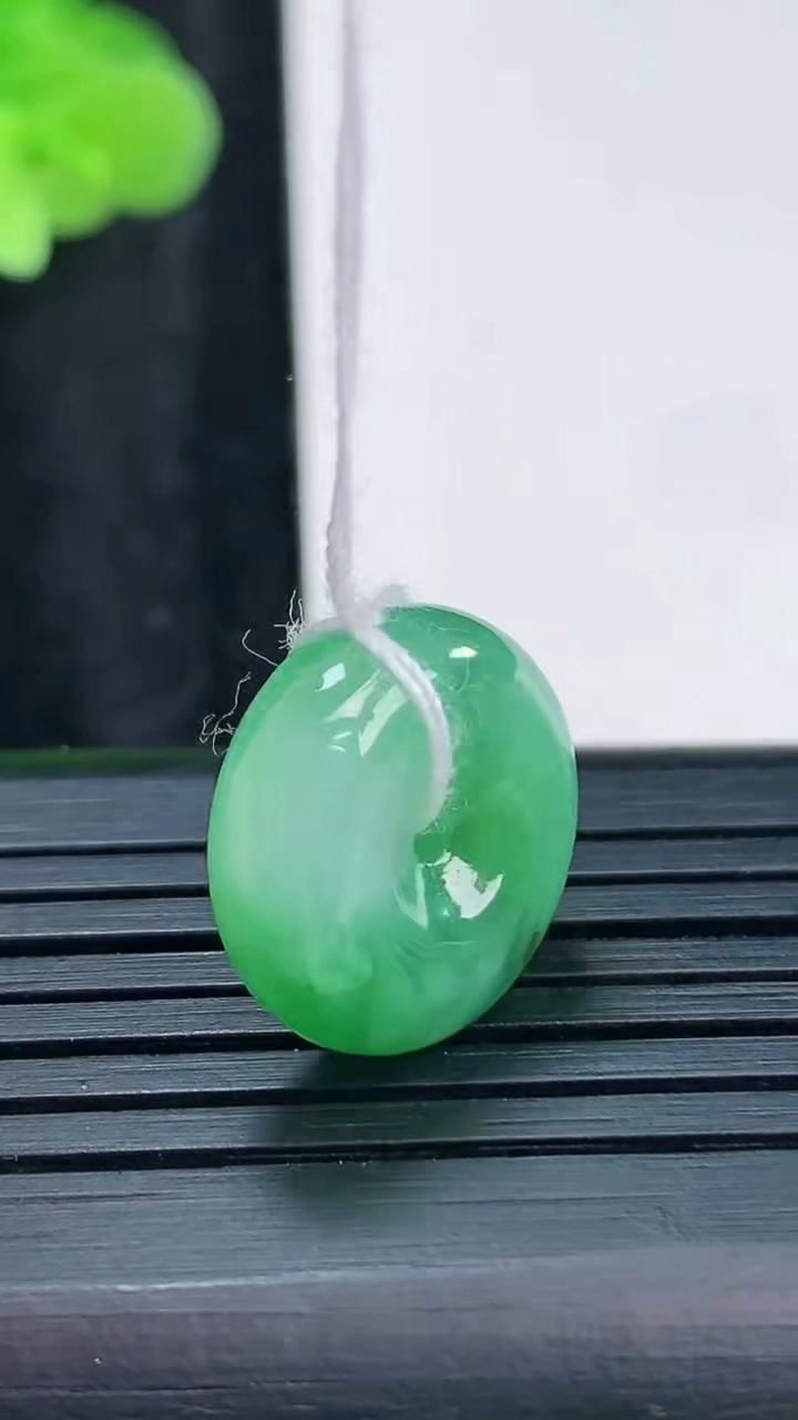 天然A货翡翠平安扣吊坠，尺寸16-6重量:3.52g
3月30日