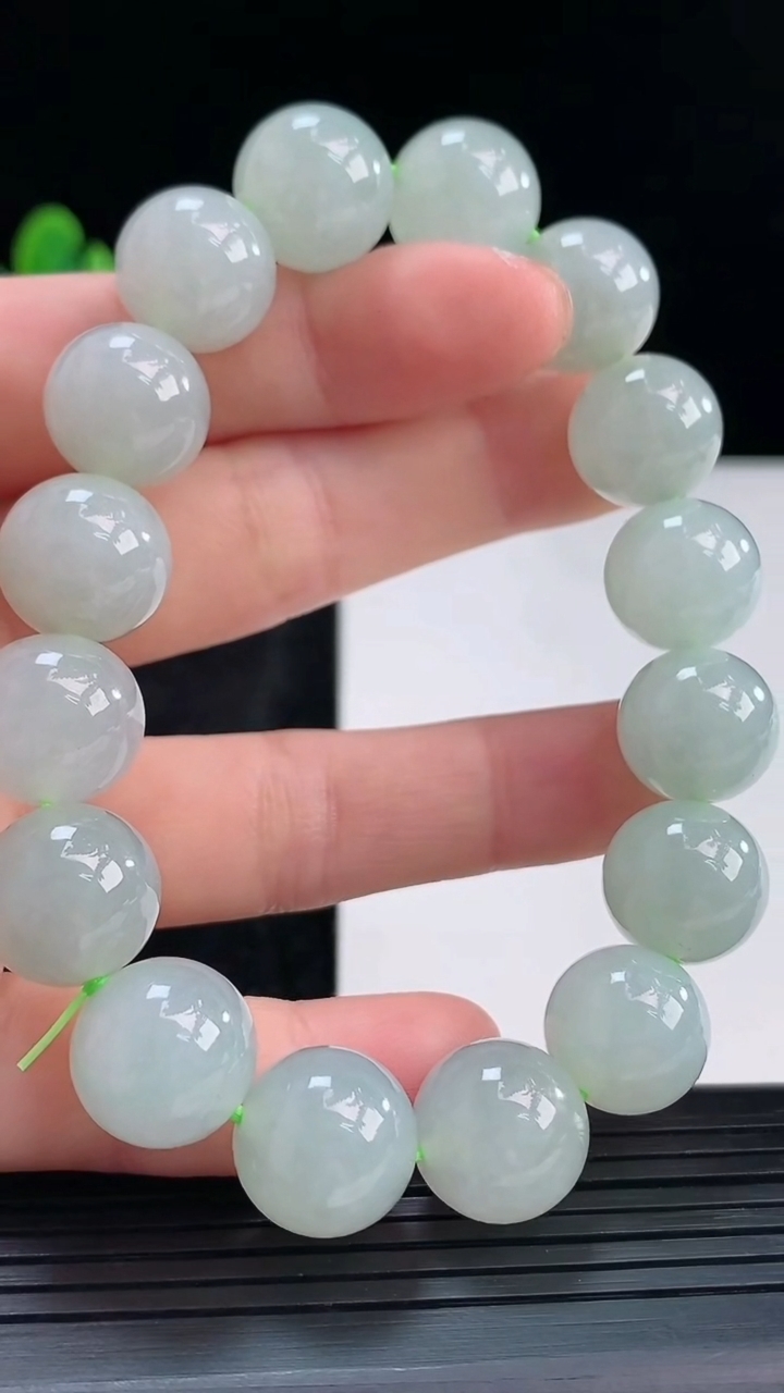 天然A货翡翠圆珠手串，尺寸12.5，重量:56.32g3月30日
工厂直销收藏佳品,种好水足，色泽均匀，有种有色，上手高大气！