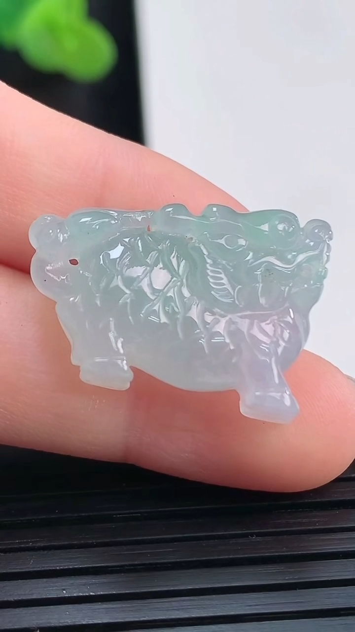 天然A货翡翠麒麟吊坠，尺寸24-17-7重量:5.39g
3月30日