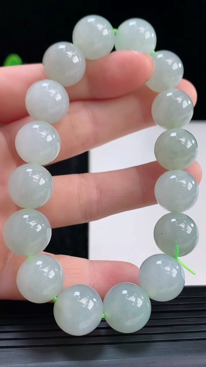 天然A货翡翠圆珠手串，尺寸12.5，重量:56.32g3月30日
工厂直销收藏佳品,种好水足，色泽均匀，有种有色，上手高大气！