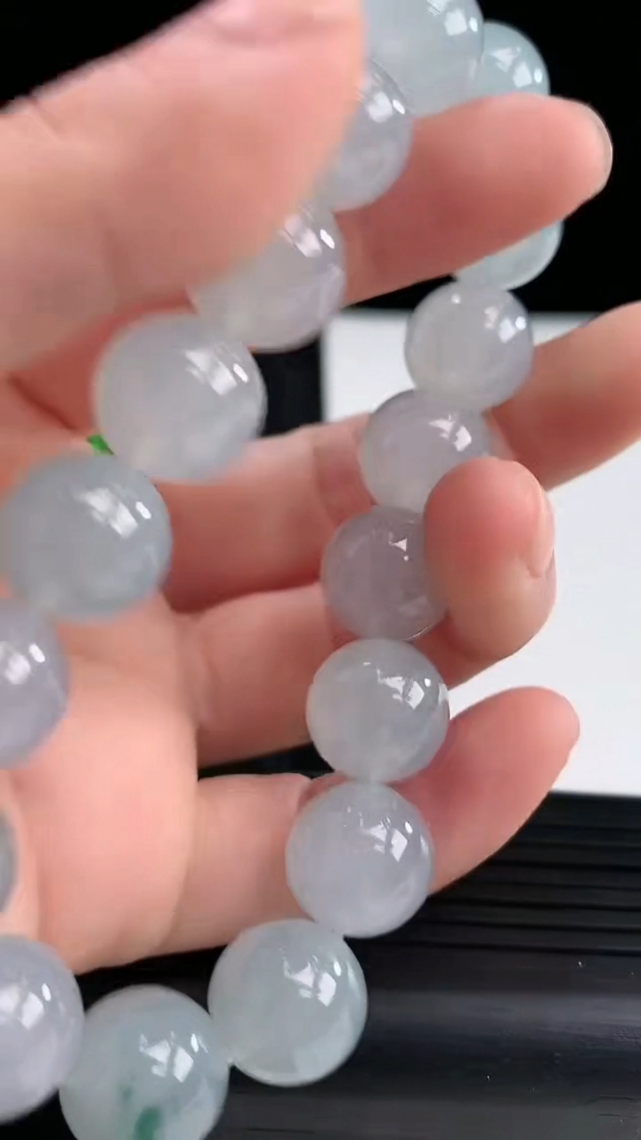 天然A货翡翠种飘花圆珠手串，尺寸12重量:48.59g3月30日
工厂直销收藏佳品,种好水足，色泽均匀，有种有色，上手高大气！