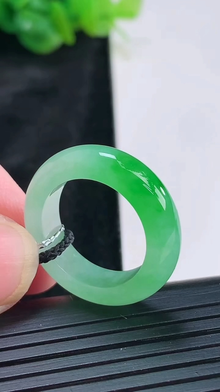 天然A货翡翠玉指环 戒指，尺寸17.5-6-4重量:4.69g2026年3月30日
工厂直销收藏佳品