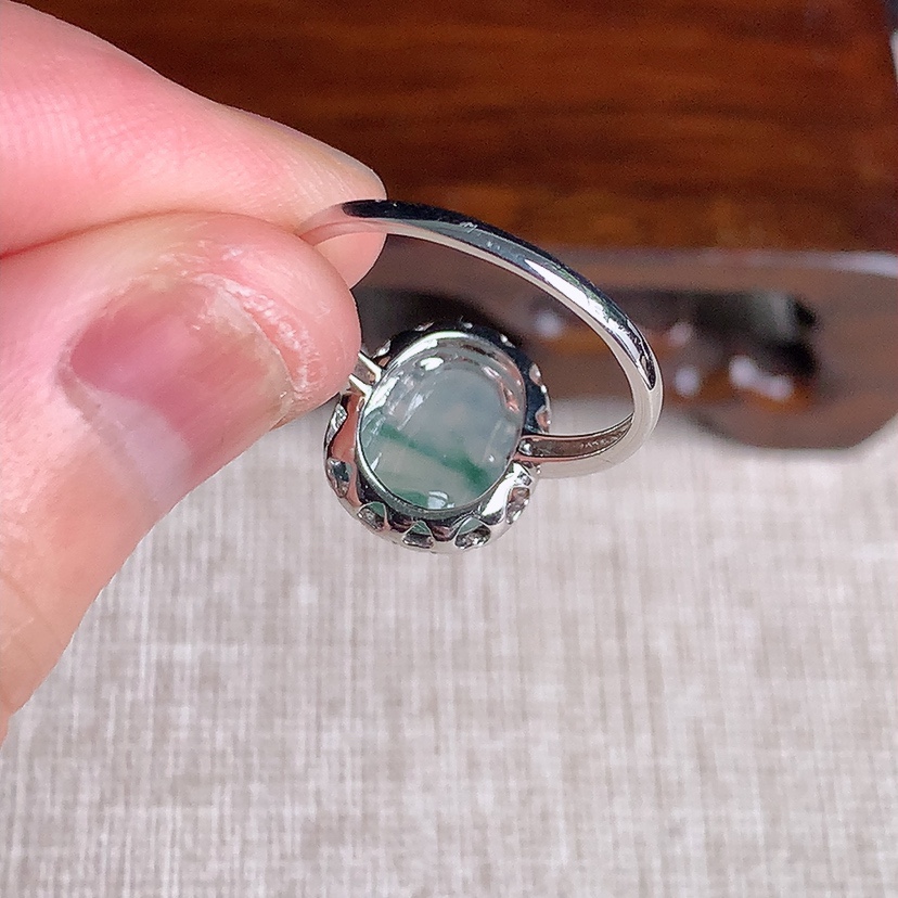 天然A货翡翠18K金镶嵌飘花招财貔貅戒指 圈口17.3裸石
尺寸10.3-8.2mm 重量2.00g 0329