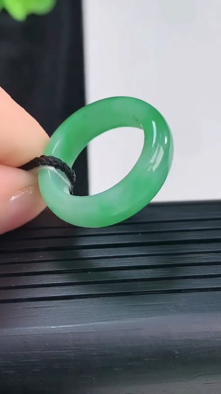 天然A货翡翠素面玉指环 戒指 尺寸16.2-6-3.5重量:3.75g2026年3月30日
工厂直销收藏佳品,种好水足，色泽均匀，有种有色，上手高大气！