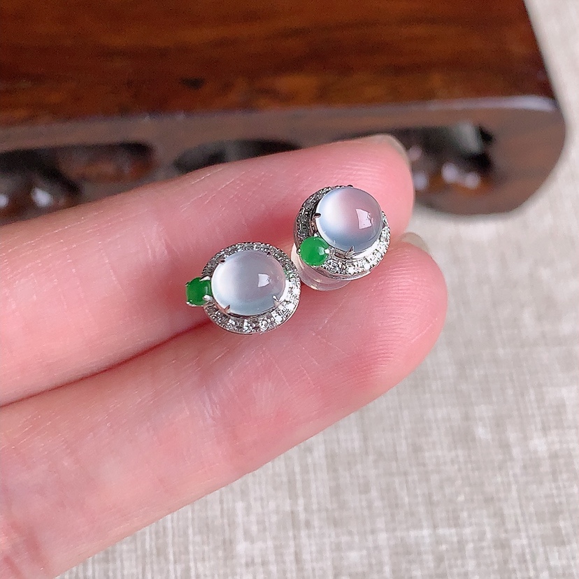 天然A货翡翠18K金伴钻镶嵌白冰白月光蛋面耳钉 
尺寸5.5-5mm 重量1.30g 0329