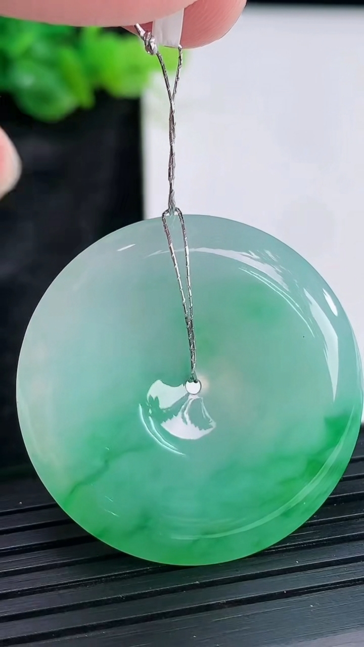 天然A货翡翠平安扣吊坠，尺寸35-6重量:14.71g
3月30日