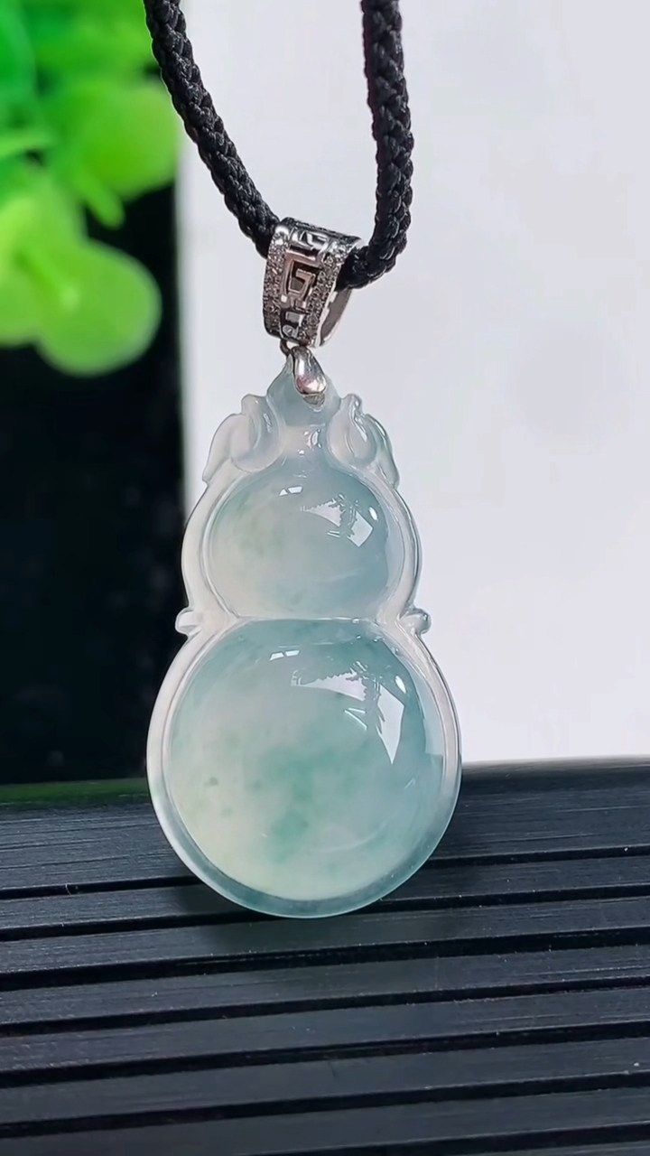 天然A货翡翠种飘花葫芦吊坠尺寸27.2-15.3-6.3重量:4.02g
3月30日