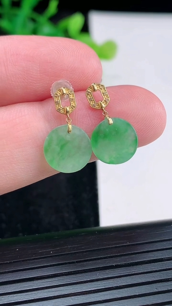 天然A货翡翠无事牌耳钉，尺寸10-2重量:1.43g
3月30日