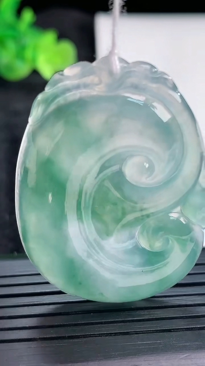 天然A货翡翠种飘花如意吊坠，尺寸47.5-33-5.5重量:16.77g
3月30日