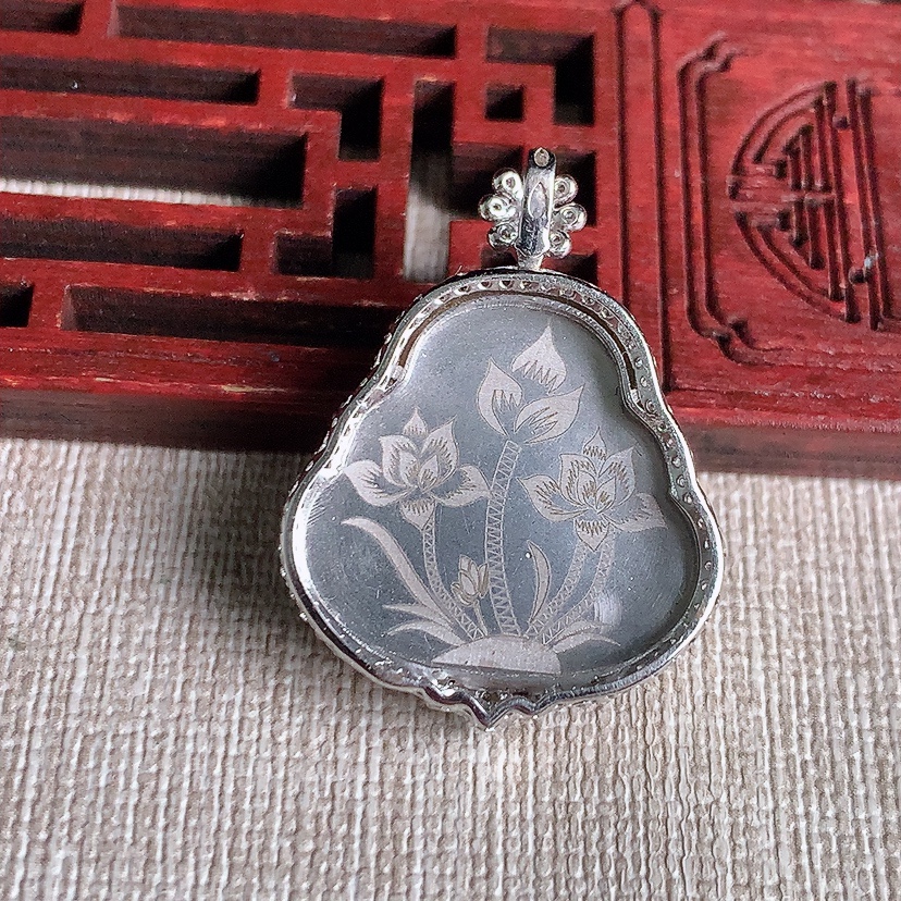 天然A货翡翠18K金伴钻镶嵌紫罗兰佛公吊坠 
尺寸31.2-23.8-8.5裸石20.3-21.8m