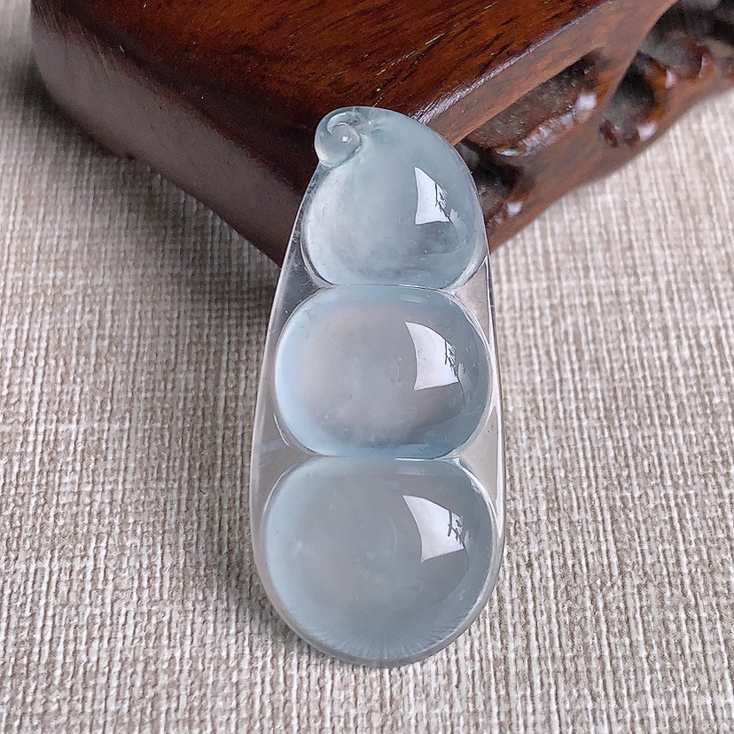 天然A货翡翠白冰白月光四季豆福豆平安豆镶嵌件 
尺寸40.6-18.5-6mm 重量7.50g 0329