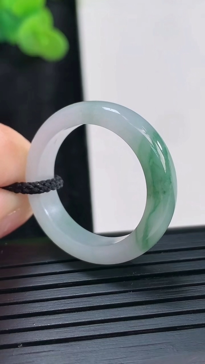 天然A货翡翠飘花素面玉指环 戒指，尺寸20.6-6-4重量:4.66g2026年3月30日
工厂直销