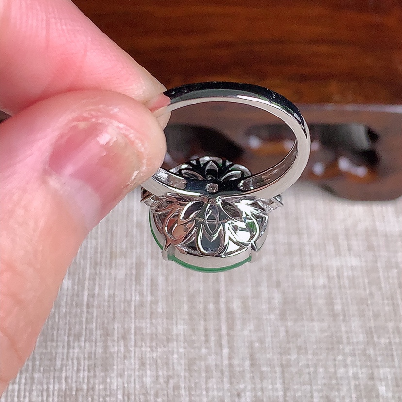 天然A货翡翠18K金伴钻镶嵌阳绿蛋面戒指 圈口17.3裸石
尺寸14.6-14.2mm 重量6.43g 0329