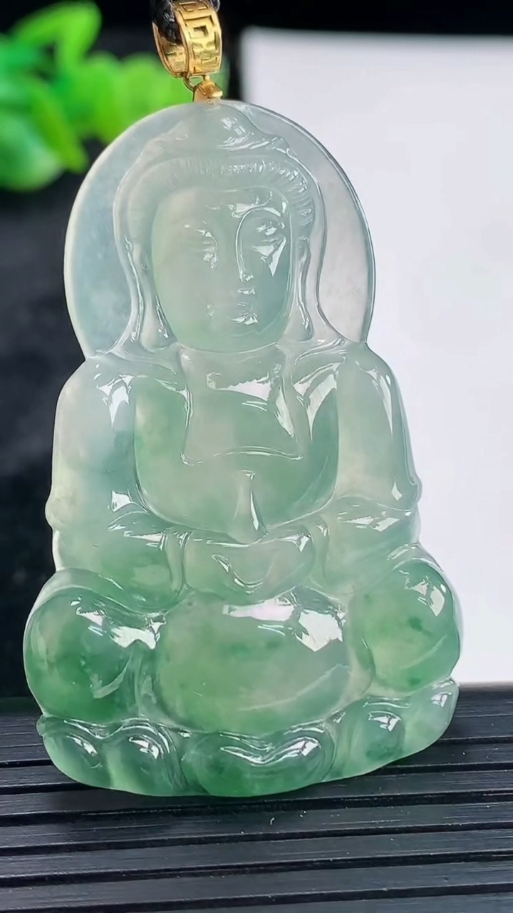 天然A货翡翠18k金飘花正装观音吊坠，尺寸50-31-5重量:12.08g
3月30日