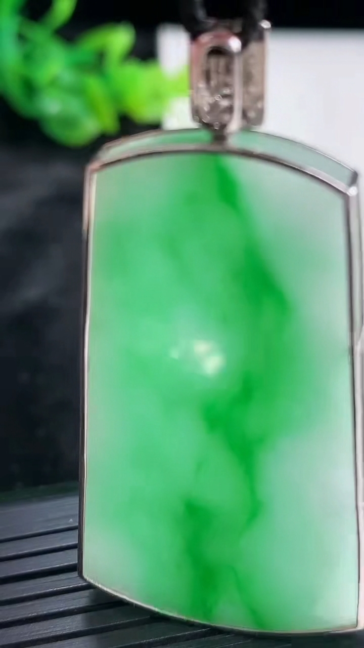 天然A货翡翠无事牌吊坠，尺寸56.5-28-4，裸石48-28重量:15.56g
3月30日