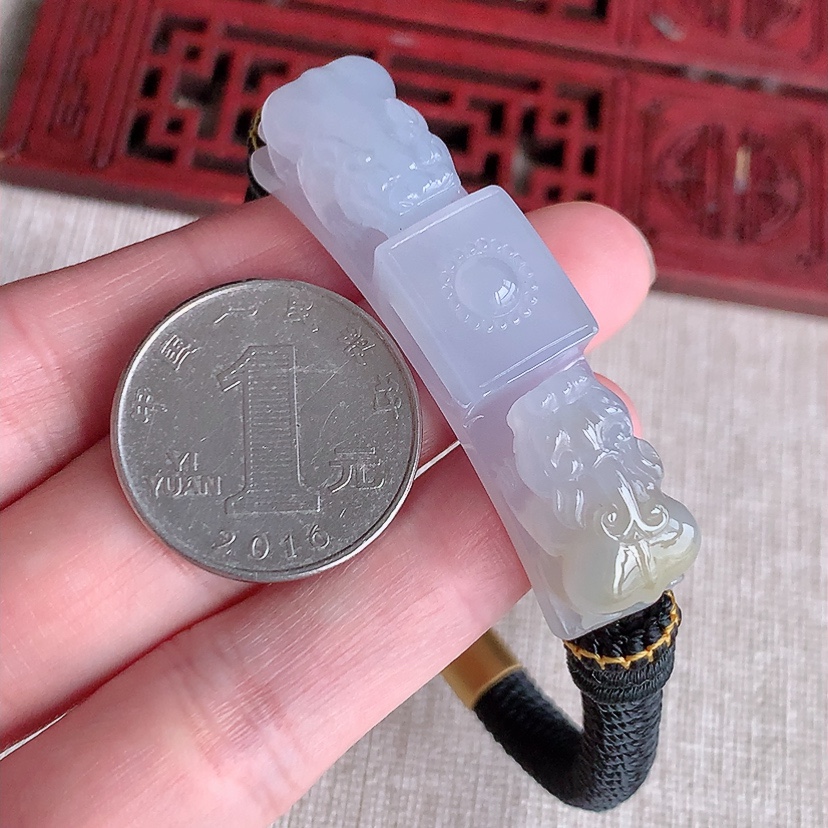 天然A货翡翠紫罗兰飘黄翡招财貔貅手牌 
尺寸52.2-12-11mm 重量30.48g 0329