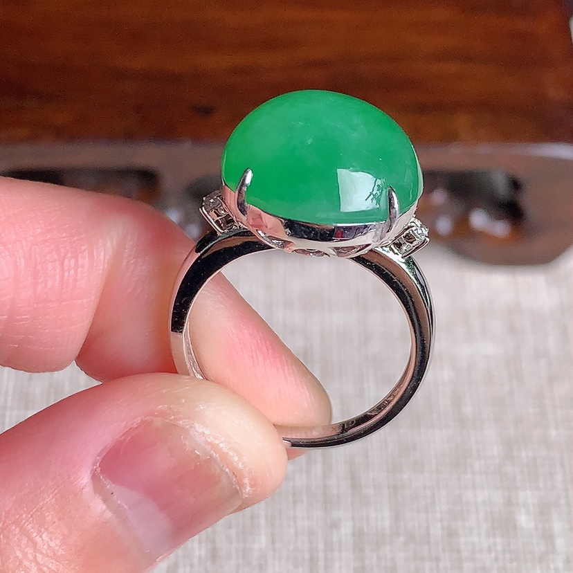 天然A货翡翠18K金伴钻镶嵌阳绿蛋面戒指 圈口17.3裸石
尺寸14.6-14.2mm 重量6.43g 0329