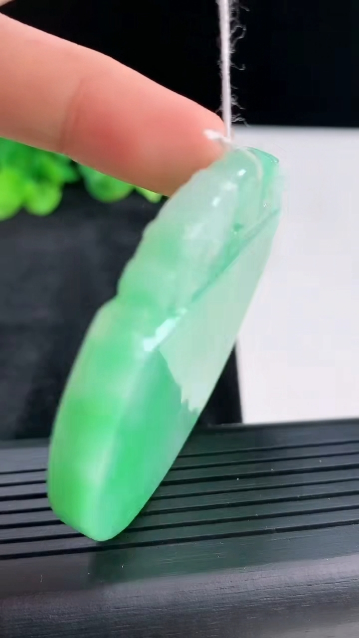 天然A货翡翠龙牌吊坠，尺寸54-6重量:40.66g
3月30日