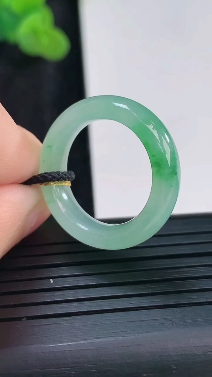 天然A货翡翠素面玉指环 戒指尺寸17.6-6-4重量:4.26g2026年3月30日
工厂直销收藏佳