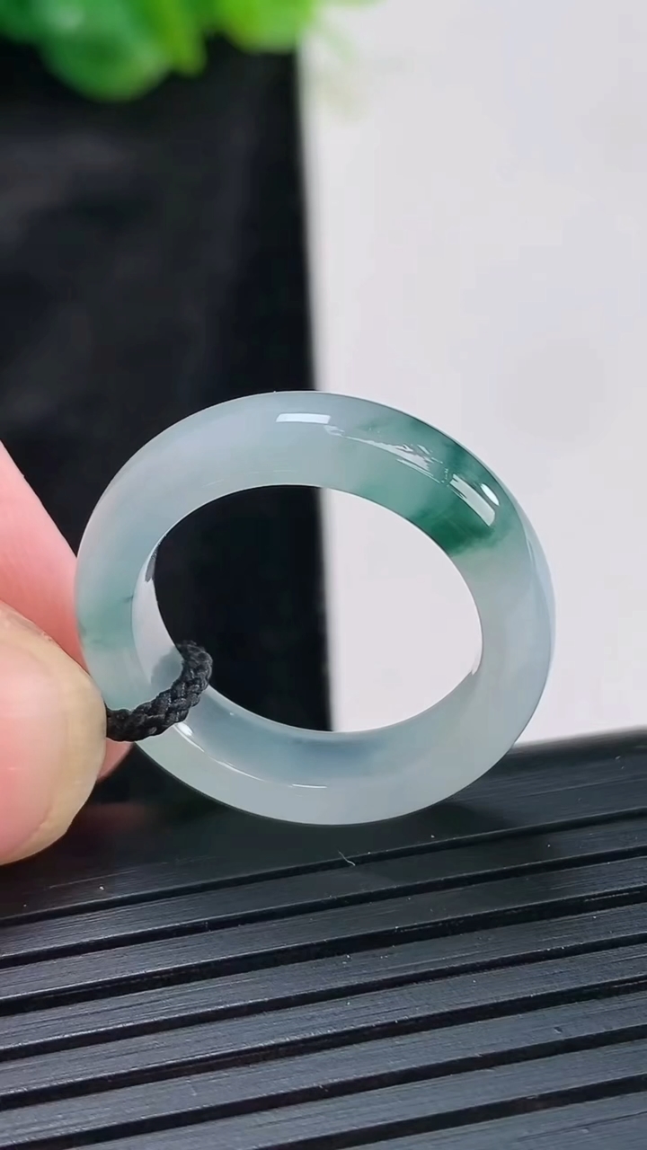 天然A货翡翠冰种飘花素面玉指环 戒指，尺寸17.5-5.6-4重量:3.75g2026年3月30日
工厂直销收藏佳品,种好水足，色泽均匀，有种有色，上手高大气！