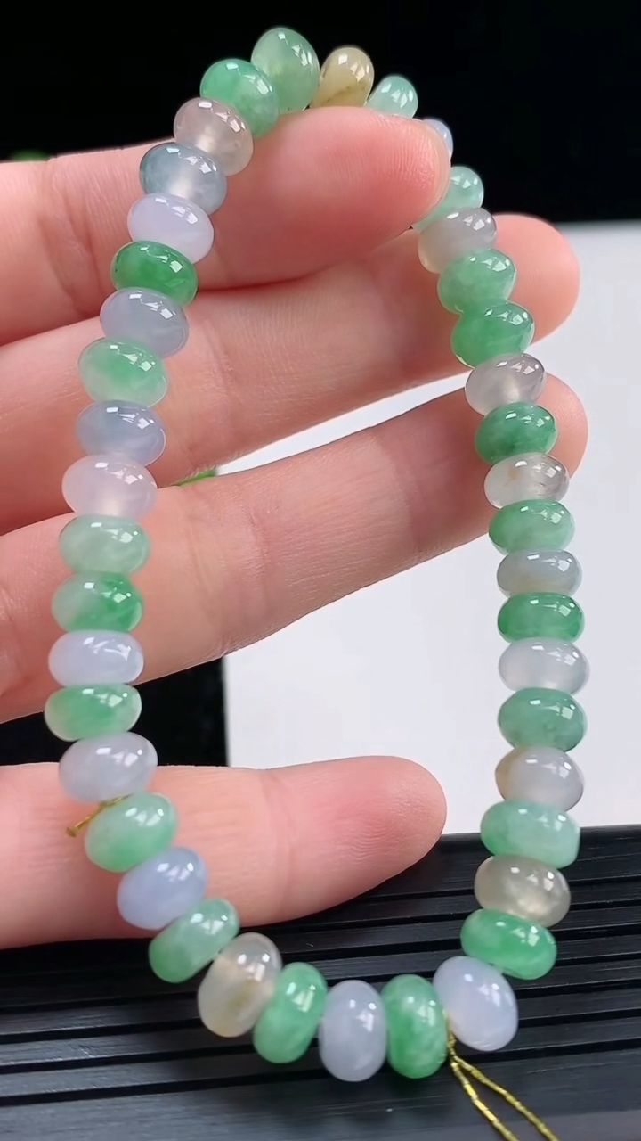 天然A货翡翠三彩算盘珠手串尺寸6.7-4.4-42颗重量:18.68g3月30日
工厂直销收藏佳品,种好水足，色泽均匀，有种有色，上手高大气！