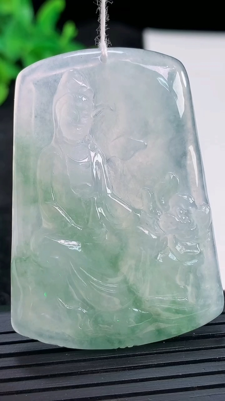 天然A货翡翠大势至菩萨吊坠，尺寸52-38-5.5重量:23.92g
3月30日