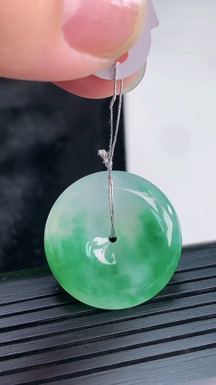 天然A货翡翠冰种飘花平安扣吊坠，尺寸23.5-5.8重量:6.53g
3月30日