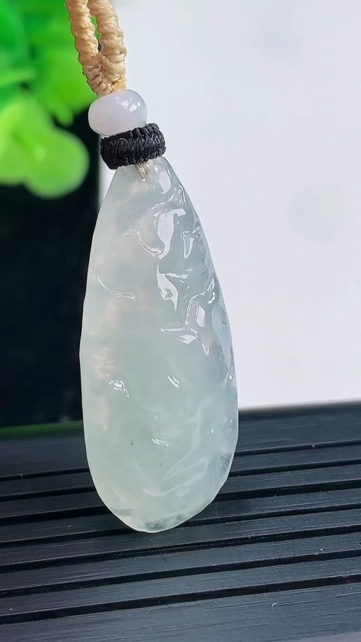 天然A货翡翠原石吊坠尺寸33-14.4-5.7重量:6.12g
3月30日