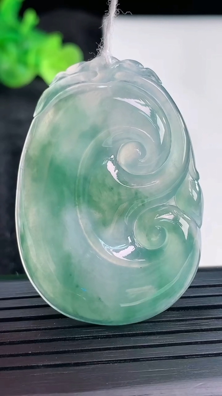 天然A货翡翠种飘花如意吊坠，尺寸47.5-33-5.5重量:16.77g
3月30日