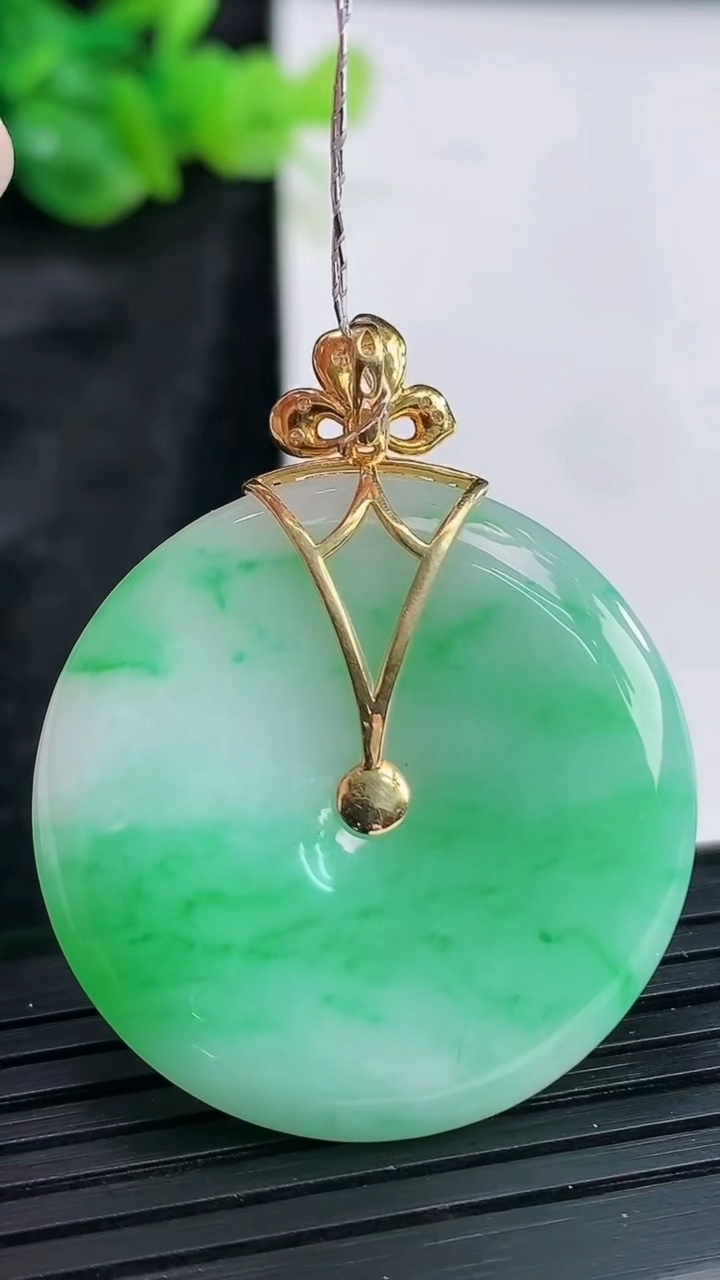 天然A货翡翠平安扣吊坠，尺寸32.5-5.5重量:13.40g
3月30日