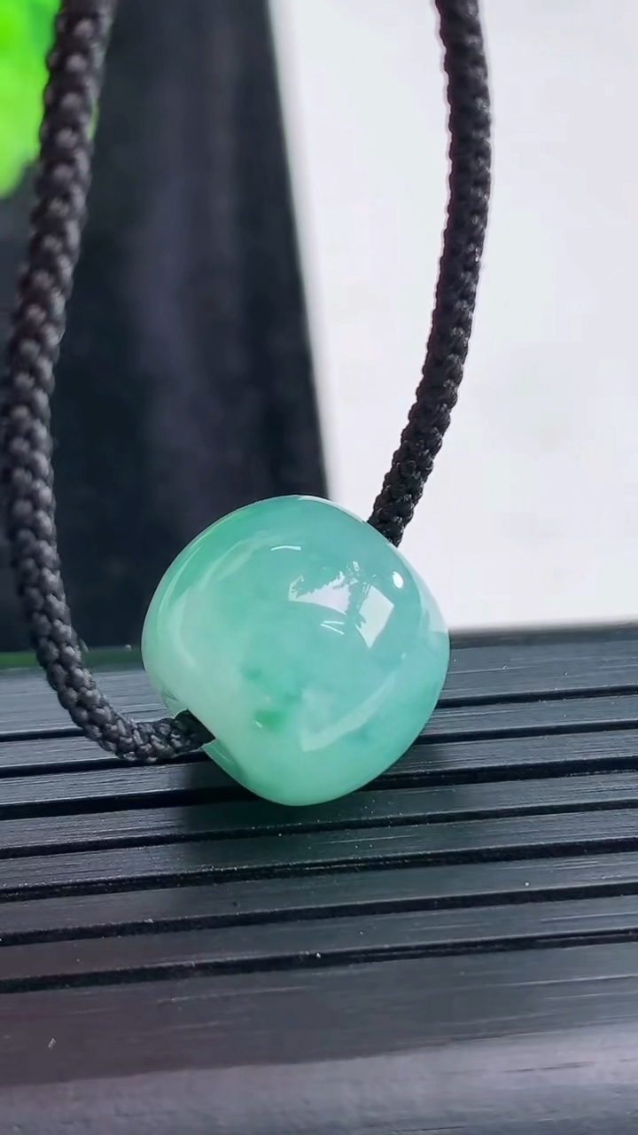 天然A货翡翠飘花路路通吊坠，尺寸13-15重量:5.48g
3月30日