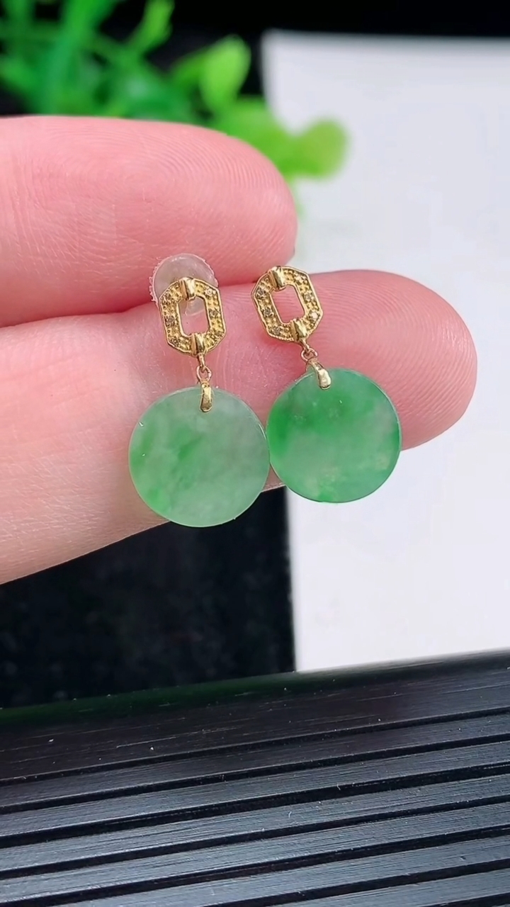 天然A货翡翠无事牌耳钉，尺寸10-2重量:1.43g
3月30日