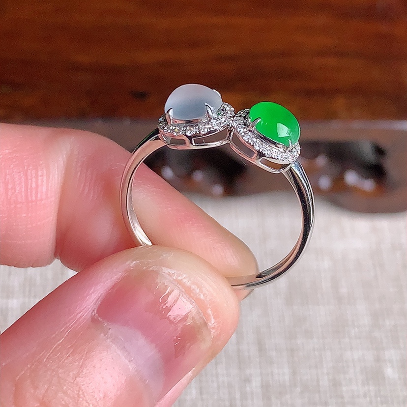 天然A货翡翠18K金伴钻镶嵌阳绿白月光蛋面戒指 圈口17.6裸石
尺寸5.2-4.4mm 重量1.4